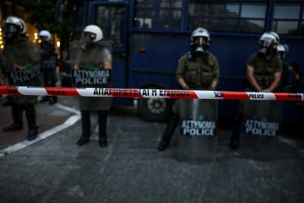 Κλειστοί οι δρόμοι στο κέντρο της Αθήνας - Σε εξέλιξη πορεία αντιεξουσιαστών