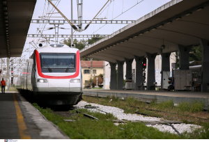 Καθυστερήσεις σε δρομολόγια τρένων στο τμήμα Λάρισα - Θεσσαλονίκη λόγω ισχυρών ανέμων