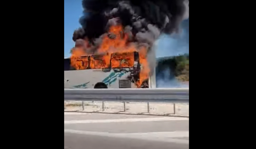 Τουριστικό λεωφορείο τυλίχθηκε στις φλόγες στην Ιόνια Οδό