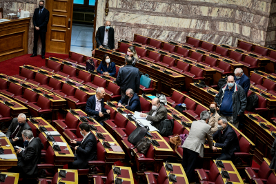 Βουλή: Οι πρώτες βολές στη συζήτηση για τη συγκρότηση εξεταστικής για την «επιχείρηση χειραγώγησης»