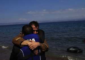 Βάρκες με πρόσφυγες έρχονται καθημερινά στα νησιά του Αιγαίου