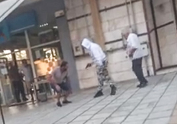 Σοκαριστικό βίντεο από τη Θεσσαλονίκη: Ο δράστης απειλεί το θύμα με το πιστόλι στο χέρι