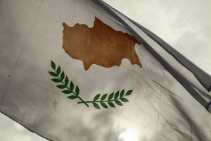 Fitch: Ο τραπεζικός τομέας στην Κύπρο παραμένει αδύναμος