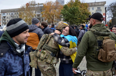 Ουκρανία: Αυστηρά μέτρα ασφαλείας στη Χερσώνα - Νέους ρωσικούς βομβαρδισμούς φοβούνται οι αρχές