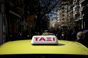 Εγκύκλιος Πετρόπουλου για ταξιτζήδες: Μπορούν να δουλεύουν και ας έχουν συνταξιοδοτηθεί