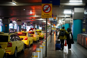 Αύξηση κομίστρων στα ταξί, πόσο κοστίζει πια η ταρίφα από το αεροδρόμιο