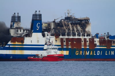 «Πόλεμος» ανακοινώσεων για το φλεγόμενο πλοίο: Αγωνία για τους αγνοούμενους - Ενισχύονται οι δυνάμεις της ΕΜΑΚ