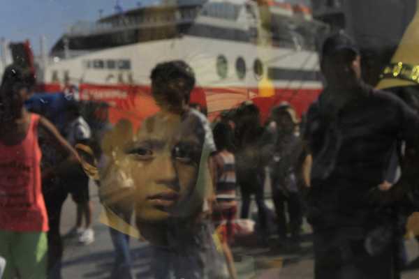 5.000 πρόσφυγες στον Πειραιά από Μυτιλήνη και Χίο