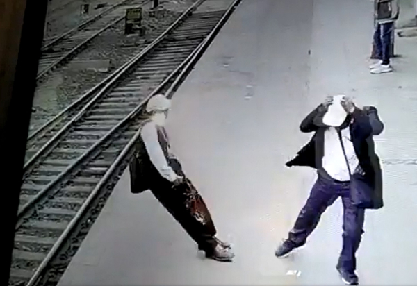 Σοκαριστικό βίντεο: Άντρας παθαίνει ηλεκτροπληξία από ένα καλώδιο ενώ περίμενε το τρένο