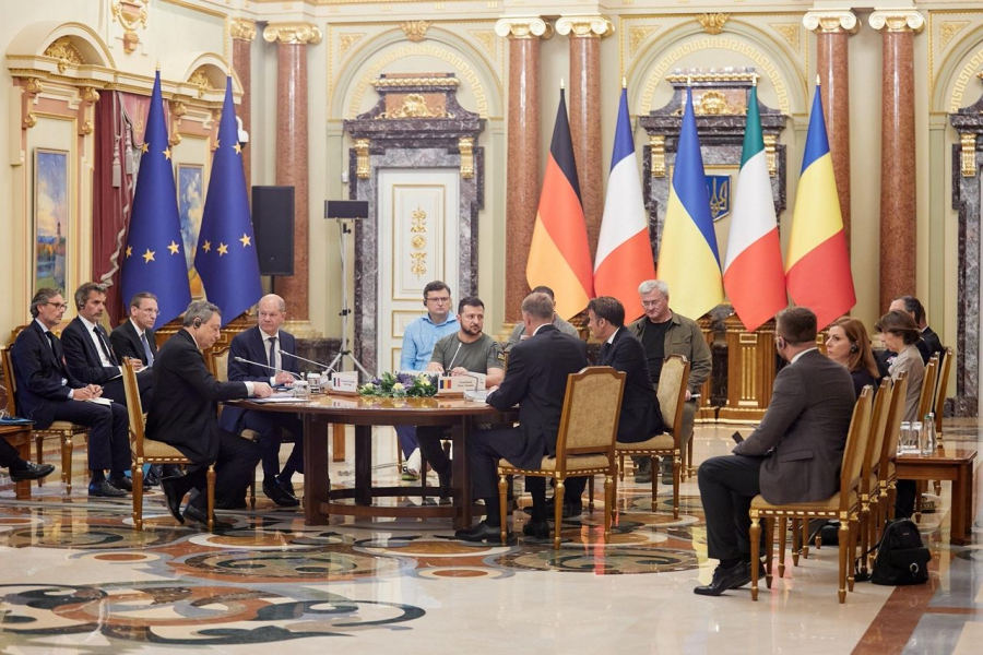 Ντράγκι, Μακρόν και Σολτς συναντούν τον Ζελένσκι στο Κίεβο: «Αυτός ο πόλεμος πρέπει να τελειώσει»