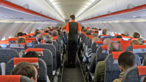Κοροναϊός - Έκτακτα μέτρα: Aεροπορικές κόβουν ζεστά γεύματα, περιοδικά και κουβέρτες