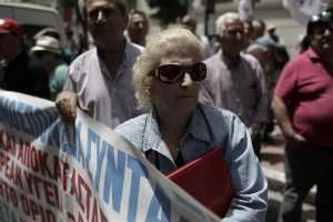 Spiegel: Μύθος οι Έλληνες συνταξιούχοι πολυτελείας