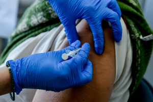 Υποχρεωτικός εμβολιασμός: Μπορούν να μου παρακρατήσουν το πρόστιμο από μισθό ή σύνταξη
