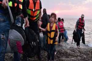 Παρά τα μποφόρ χιλιάδες πρόσφυγες φτάνουν στην Μυτιλήνη