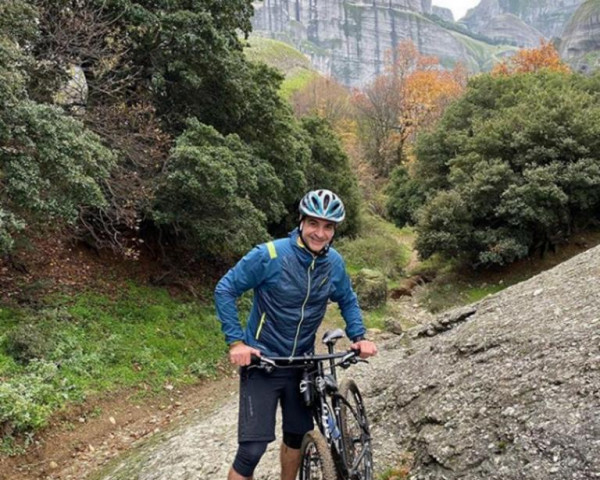 Ο Κυριάκος Μητσοτάκης έκανε mountain bike στα Μετέωρα (φωτο)