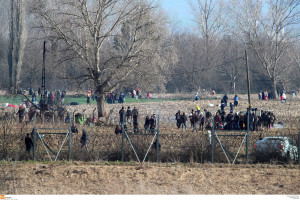 Φωτογραφία ντοκουμέντο: Τούρκοι «μαρκάρουν» μετανάστες για να τους παρακολουθούν (pics)
