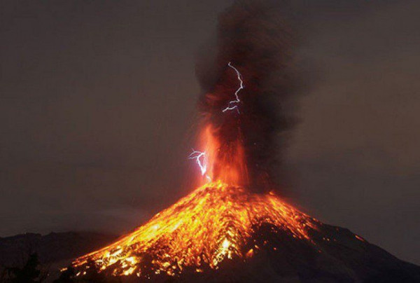 Ισχυρή έκρηξη στο ηφαίστειο της Αίτνας - 130 σεισμικές δονήσεις!