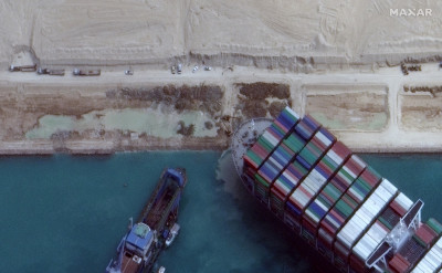 Διώρυγα του Σουέζ: Το πλοίο «Ever Given» έβαλε μπροστά τις μηχανές του, τα επόμενα βήματα για την πλήρη «αποκόλληση» (βίντεο)