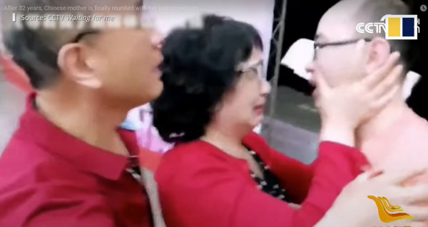 Συγκλονιστικό βίντεο: Ζευγάρι στην Κίνα βρήκε τον γιο τους μετά από 32 χρόνια - Είχε πέσει θύμα απαγωγής