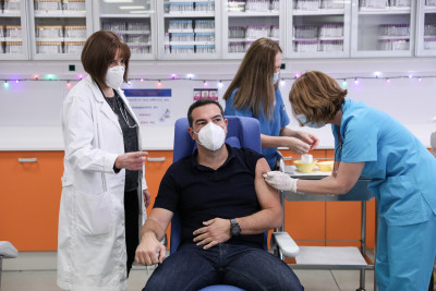 Χωρίς κάμερες εμβολιάστηκε ο Αλέξης Τσίπρας: «Η κυβέρνηση έστησε σόου για να παραλάβει τρεις κούτες εμβόλια»