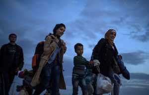 Συνοδεία αστυνομίας μεταβαίνουν στην Ειδομένη λεωφορεία με πρόσφυγες 