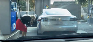 Στιγμές απείρου κάλλους! Γυναίκα προσπαθεί να γεμίσει το Tesla της με βενζίνη (video)