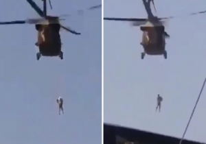 Αφγανιστάν: Συγκλονιστικό βίντεο, άνδρας κρέμεται από ελικόπτερο