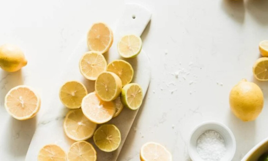 Έξι τρόποι για να χρησιμοποιήσεις τα λεμόνια που έχεις στο ψυγείο για να καθαρίσεις το σπίτι