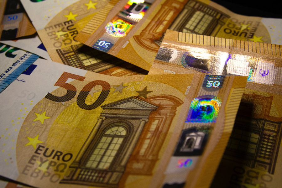 Έκτακτο βοήθημα 250 ευρώ και συντάξεις: Πότε πληρώνονται