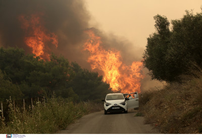Δύσκολη νύχτα στην Κορινθία: Καίει αδιάκοπα η φωτιά, εκκενώθηκαν χωριά, περαιτέρω ενίσχυση των ανέμων