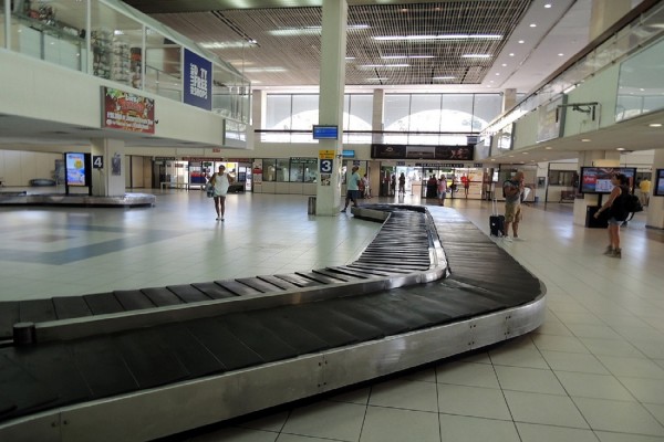Εργαζόμενος του «Μακεδονία» ξάφριζε αποσκευές τουριστών