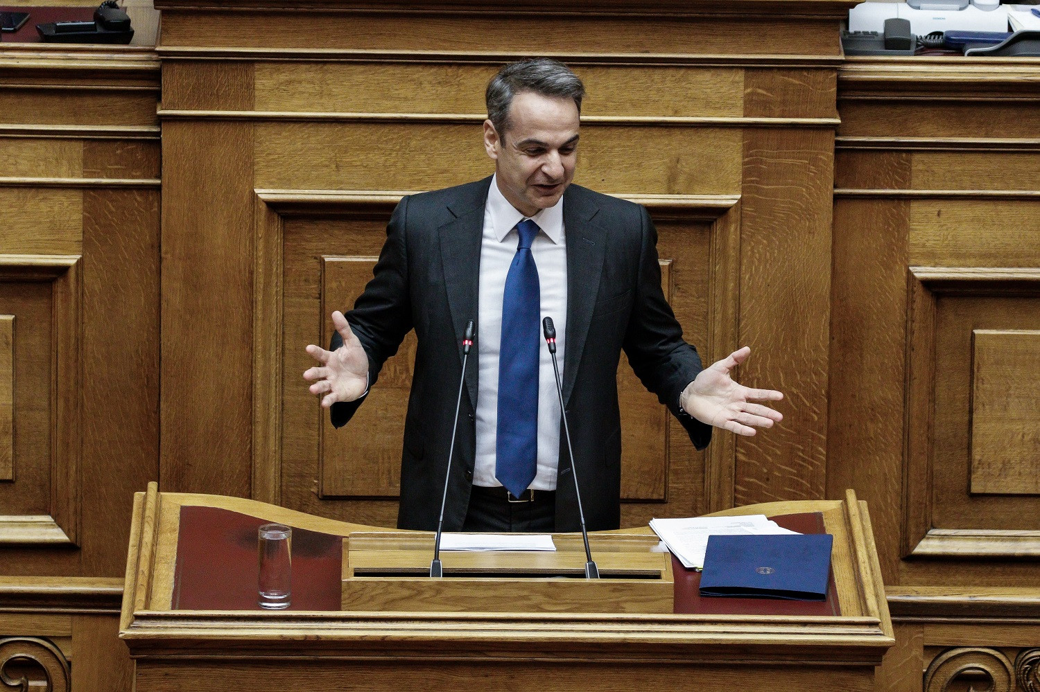 Βουλή: Ο Μητσοτάκης ξεκίνησε την ομιλία για τα εργασιακά με ...ευχές για τον Άγιο Βαλεντίνο