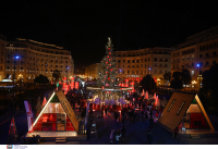 Η Θεσσαλονίκη «φόρεσε» τα γιορτινά της - Άναψε το χριστουγεννιάτικο δέντρο στην πλατεία Αριστοτέλους (εικόνες)