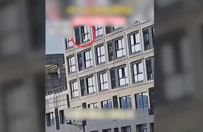 Σοκαριστικό περιστατικό στην Κίνα: 2χρονο παιδάκι πέφτει από τον 5όροφο και σώζεται (βίντεο)