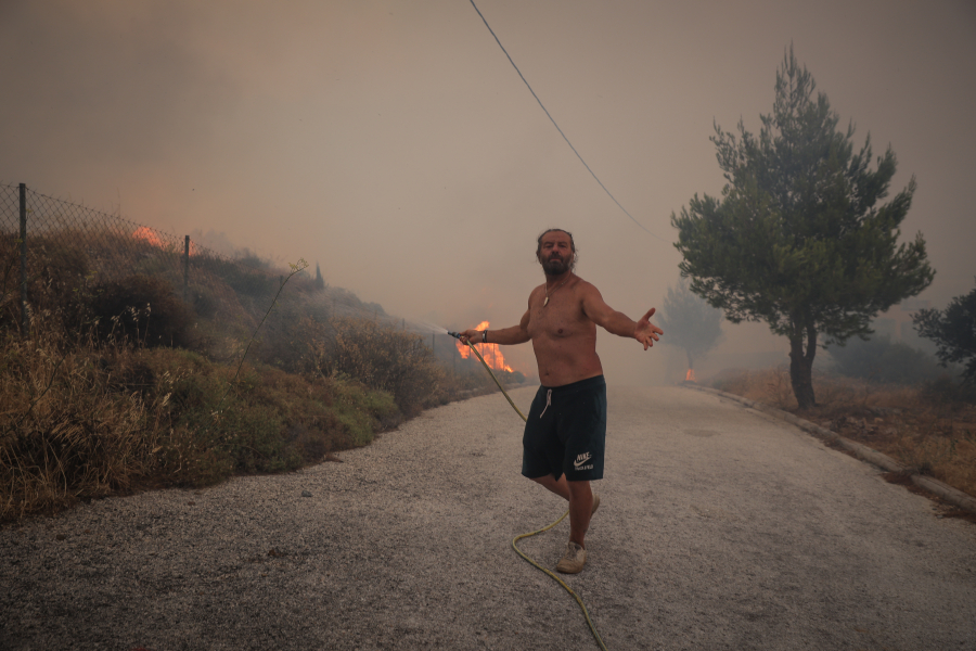 Φωτιά σε Ντράφι-Πεντέλη: Εκκενώνονται προς Γέρακα οι περιοχές Διώνη και Δασαμάρι