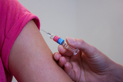 Ποιο εμβόλιο υπόσχεται 100% προστασία από την «Όμικρον» για 3 μήνες