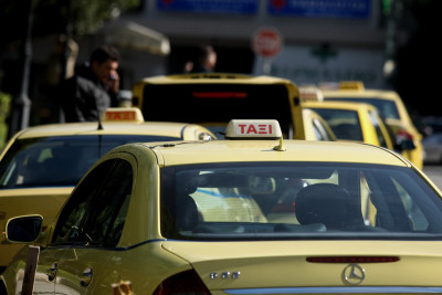 Αλλαγές στα ταξί: Πόσα άτομα επιτρέπονται παραμονή και ανήμερα Πρωτοχρονιάς
