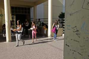 Εμφανής στον ΣΥΡΙΖΑ η ενόχληση για περί διδάκτρων στα σχολεία