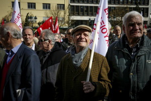 Μύθος οι «νεαροί» συνταξιούχοι στην Ελλάδα - H χαμηλότερη μέση κύρια σύνταξη στην Ευρωζώνη αυτή του Έλληνα συνταξιούχου