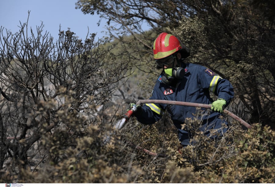 Η φωτιά στο Σχιστό Κορυδαλλού τέθηκε υπό μερικό έλεγχο