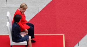 Μέρκελ: Δεύτερη φορά που εμφανίζεται καθιστή η Γερμανίδα Καγκελάριος (vid)