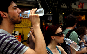 «Χαράτσι» ανακύκλωσης: Ανατροπή με την τιμή στα μπουκαλάκια νερού