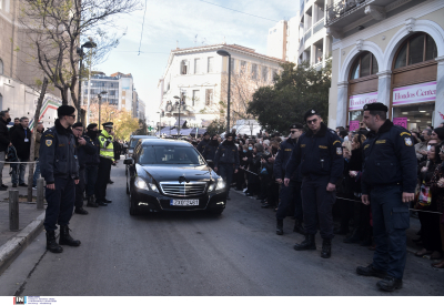 Κηδεία τέως βασιλιά Κωνσταντίνου: Έφτασε η αυτοκινητοπομπή στο Τατόι, σε λίγη ώρα η ταφή του