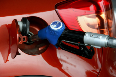 «Εκνευρισμός» για την αντλία: «Βουτιά» διεθνώς για το πετρέλαιο, με το... σταγονόμετρο η μείωση της βενζίνης στην Ελλάδα