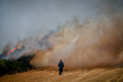 Στις φλόγες και το Ηράκλειο Κρήτης - Φωτιά καίει εκτάσεις κοντά σε κατοικημένες περιοχές