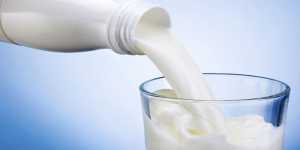 Πιέσεις σε γαλακτοβιομηχανίες και σουπερμάρκετ για φθηνότερο γάλα