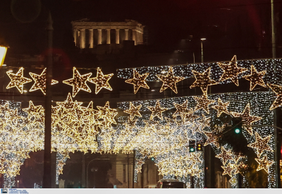 Η νύχτα - μέρα στην Αθήνα με τον χριστουγεννιάτικο στολισμό, η εξοικονόμηση με led και ο φόβος της σπατάλης