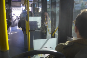 Άγνωστοι παίζουν με τις ζωές των επιβατών σε λεωφορεία και ΗΣΑΠ - Δύο νέες επιθέσεις, τραυματίστηκε μια γυναίκα