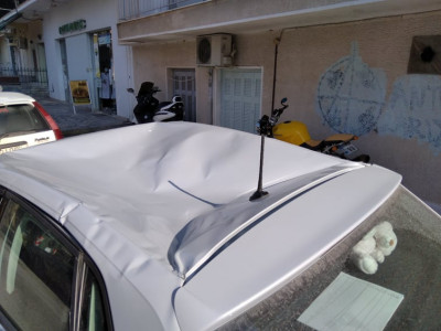 Γυναίκα έπεσε από μπαλκόνι στη Λάρισα, την πτώση «έσπασε» οροφή αυτοκινήτου (pics)