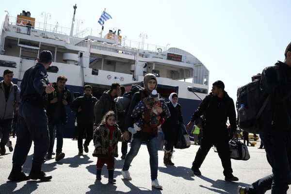 Στο λιμάνι του Πειραιά δύο πλοία με 1.018 μετανάστες και πρόσφυγες